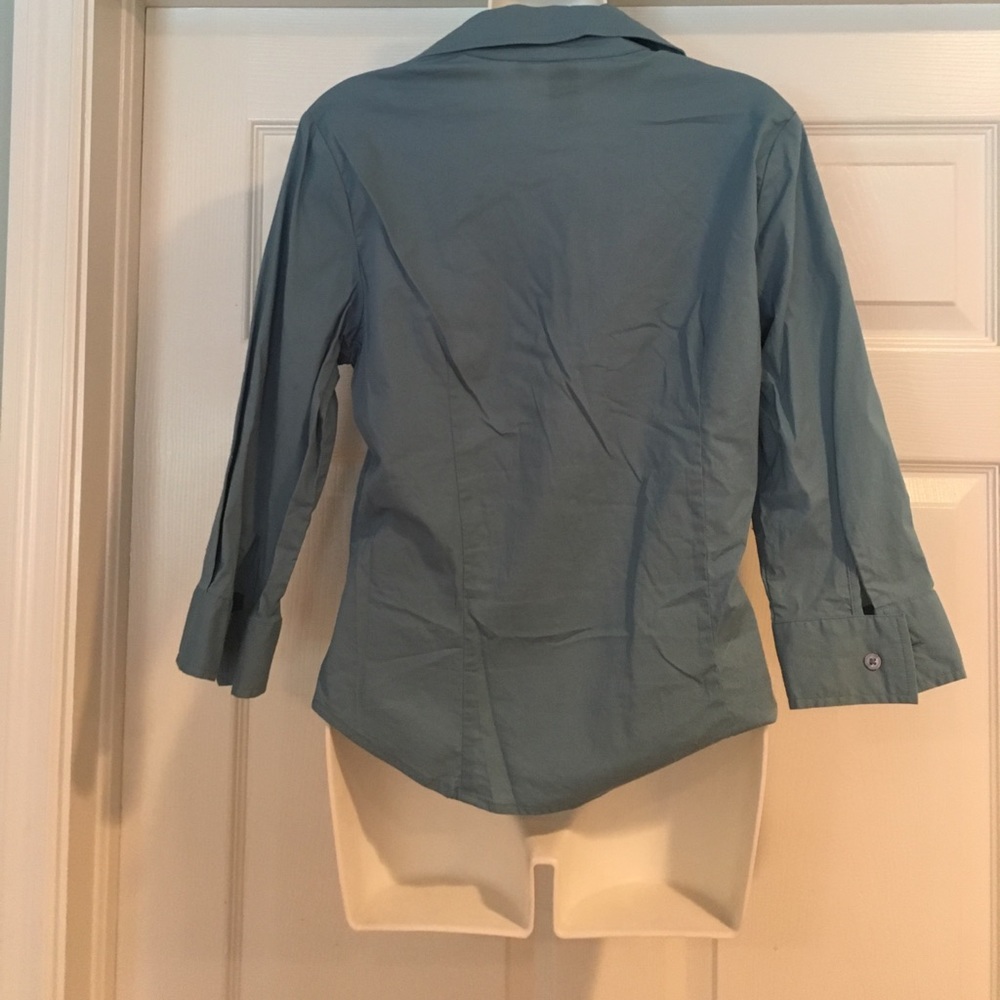 Parallel quarter length sleeve button down top - Picture 3 of 4