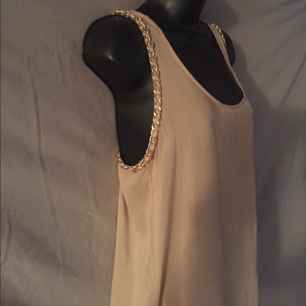 Cute tank top w/ gold chain on sleeve