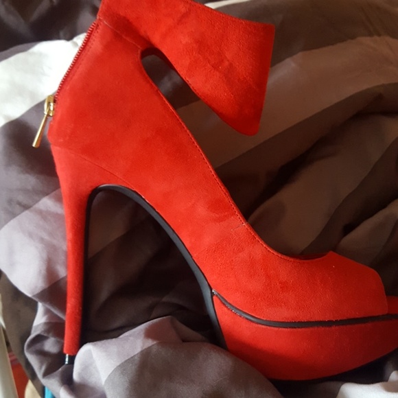Red heels - Picture 2 of 3