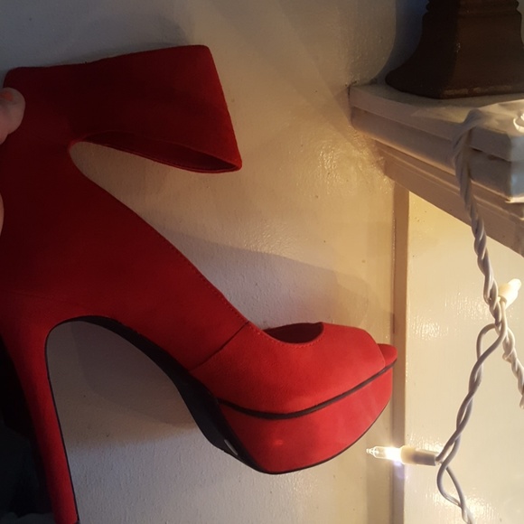 Red heels - Picture 3 of 3