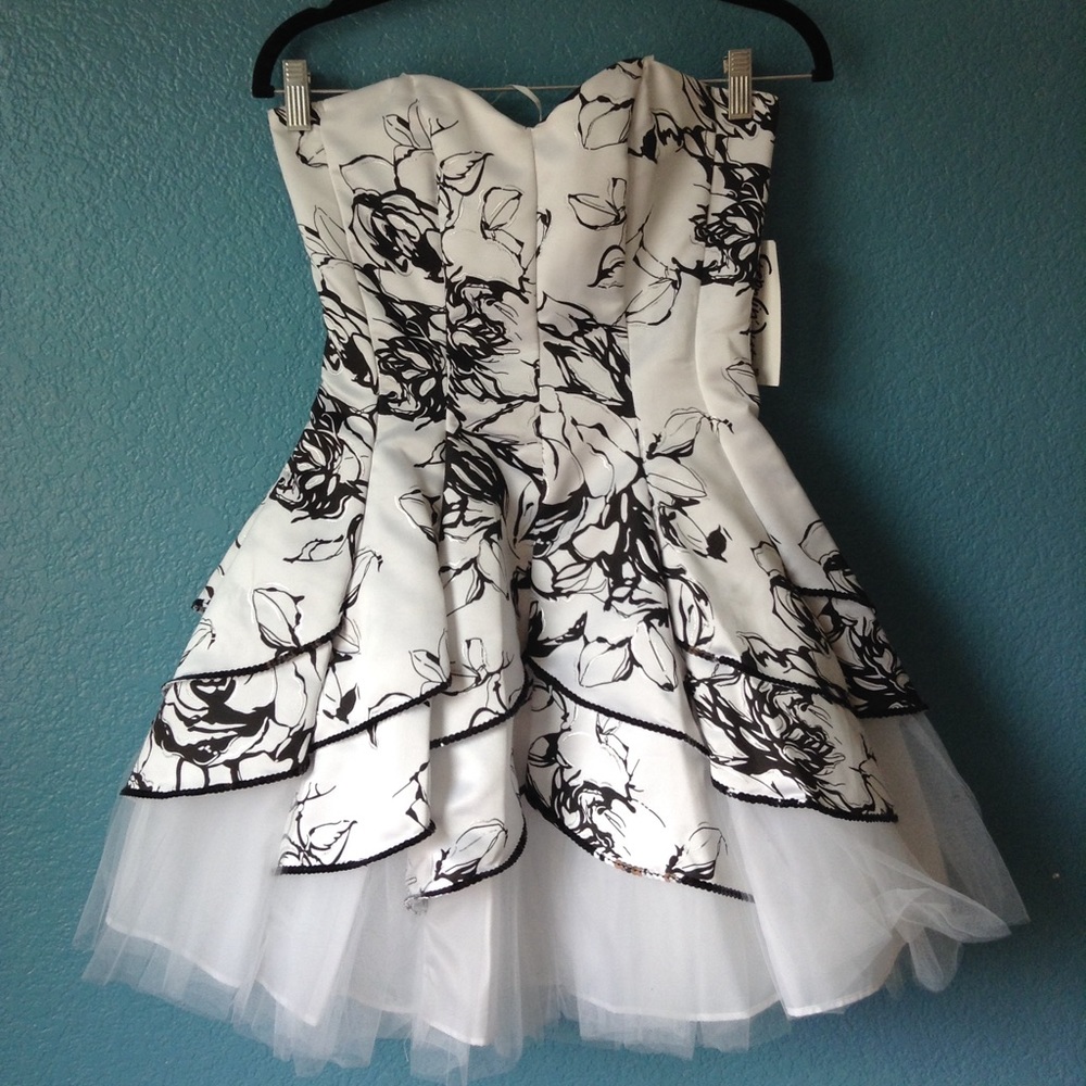 🚫SOLD🚫Black and White Semi Formal Dress