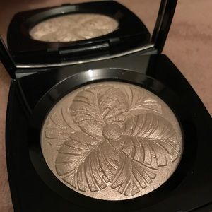 Chanel Camelia de plumes highlighting powder lmtd