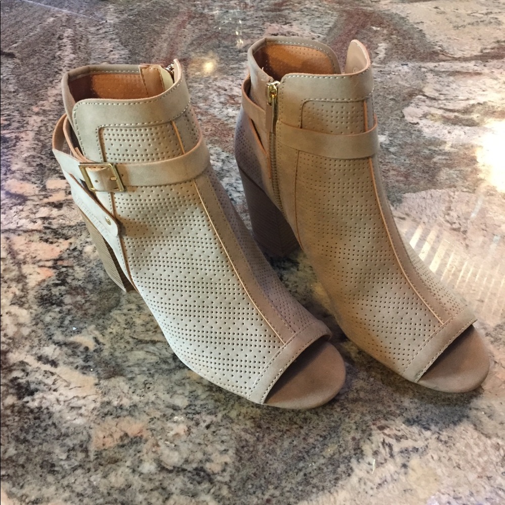 BNWOB PreforatedOpenToeBooties!