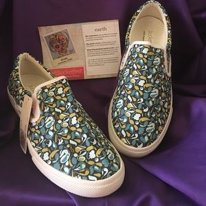 Bucket feet footwear