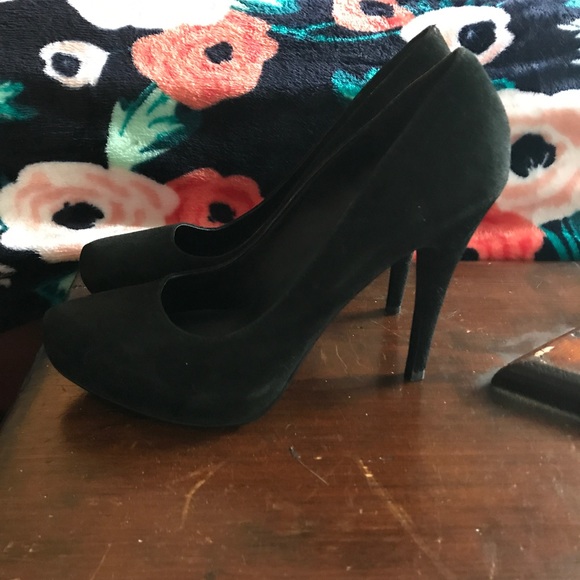 Michael Kors size 8 1/2M Aphrodite Pumps - Picture 2 of 3