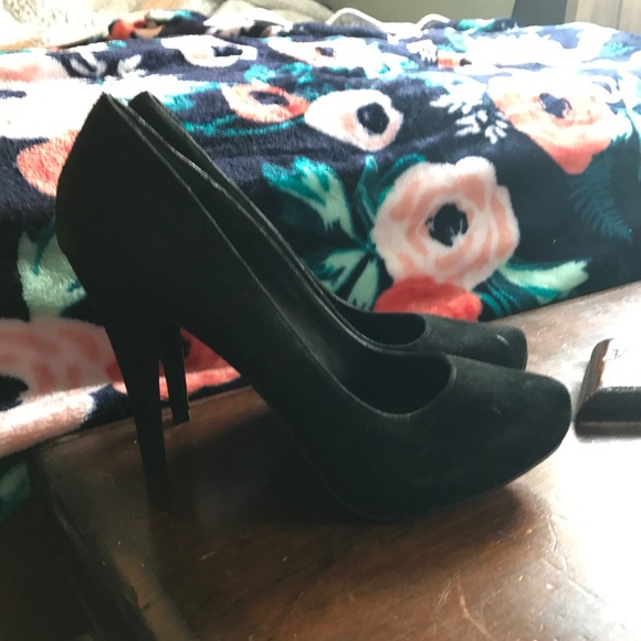 Michael Kors size 8 1/2M Aphrodite Pumps - Picture 3 of 3