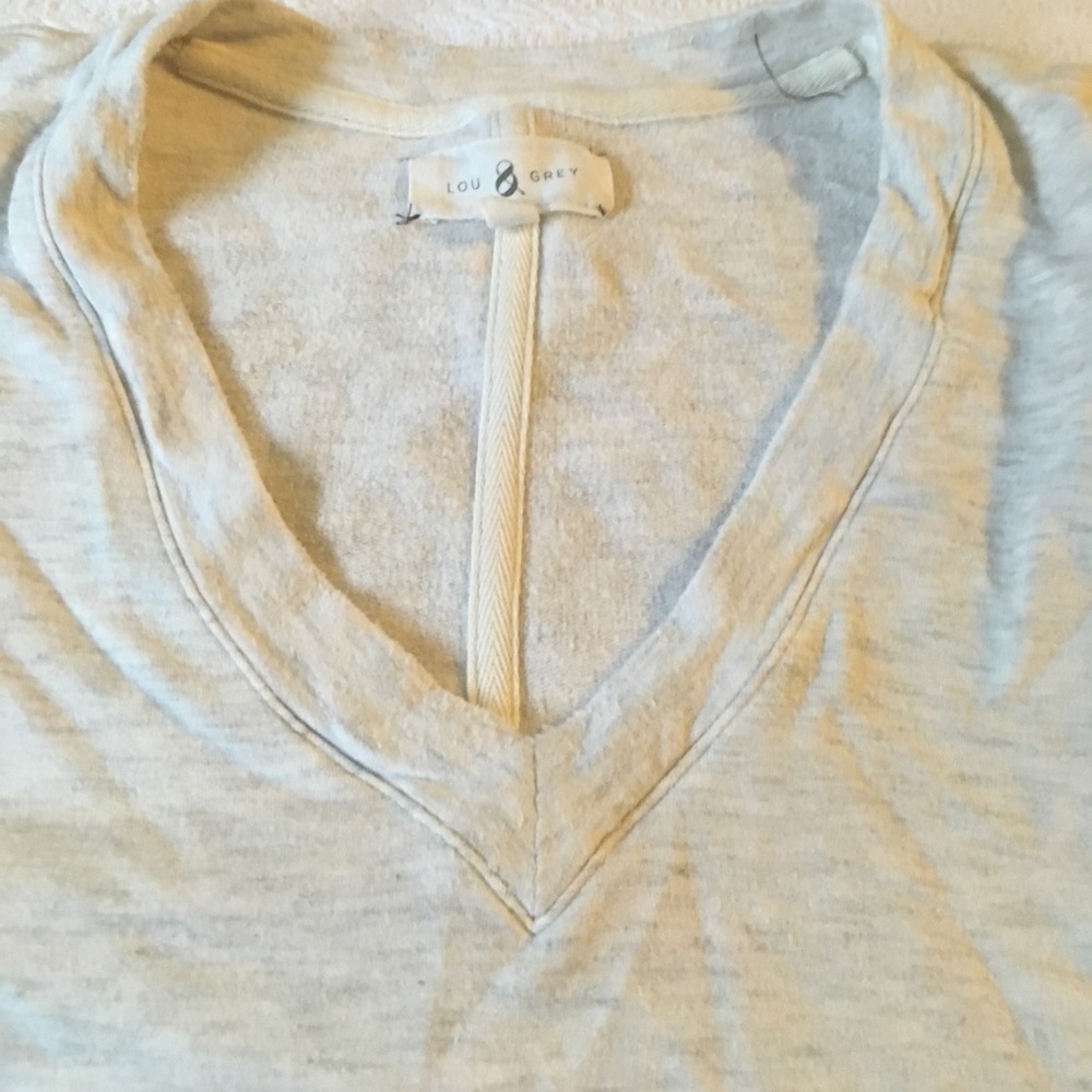 V-neck Lou & Grey sweatshirt tee