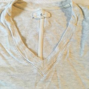 V-neck Lou & Grey sweatshirt tee