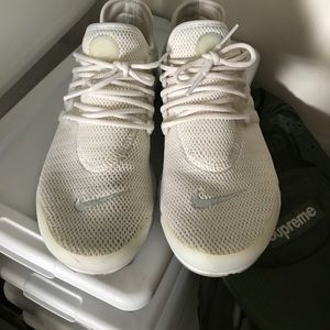 WOMENS NIKE PRESTOS SIZE 7