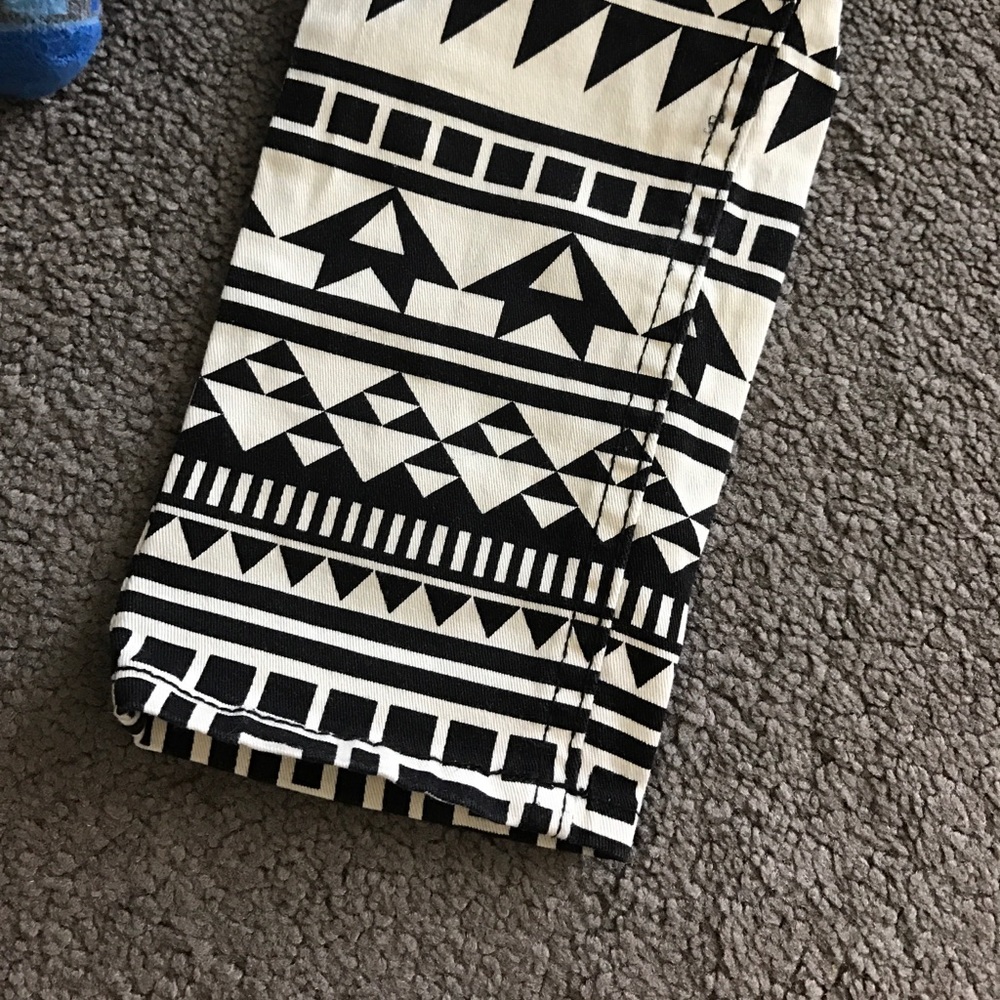 Geometric Pattern Skinny Pants - Picture 2 of 3