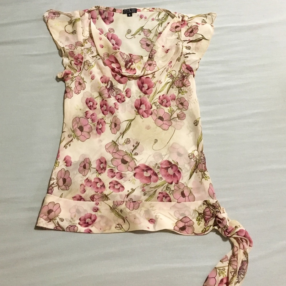 Elegant flowery blouse