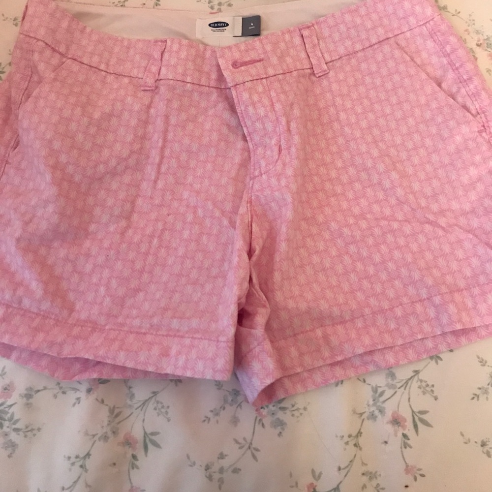 Old Navy 4" shorts in pink and white 4