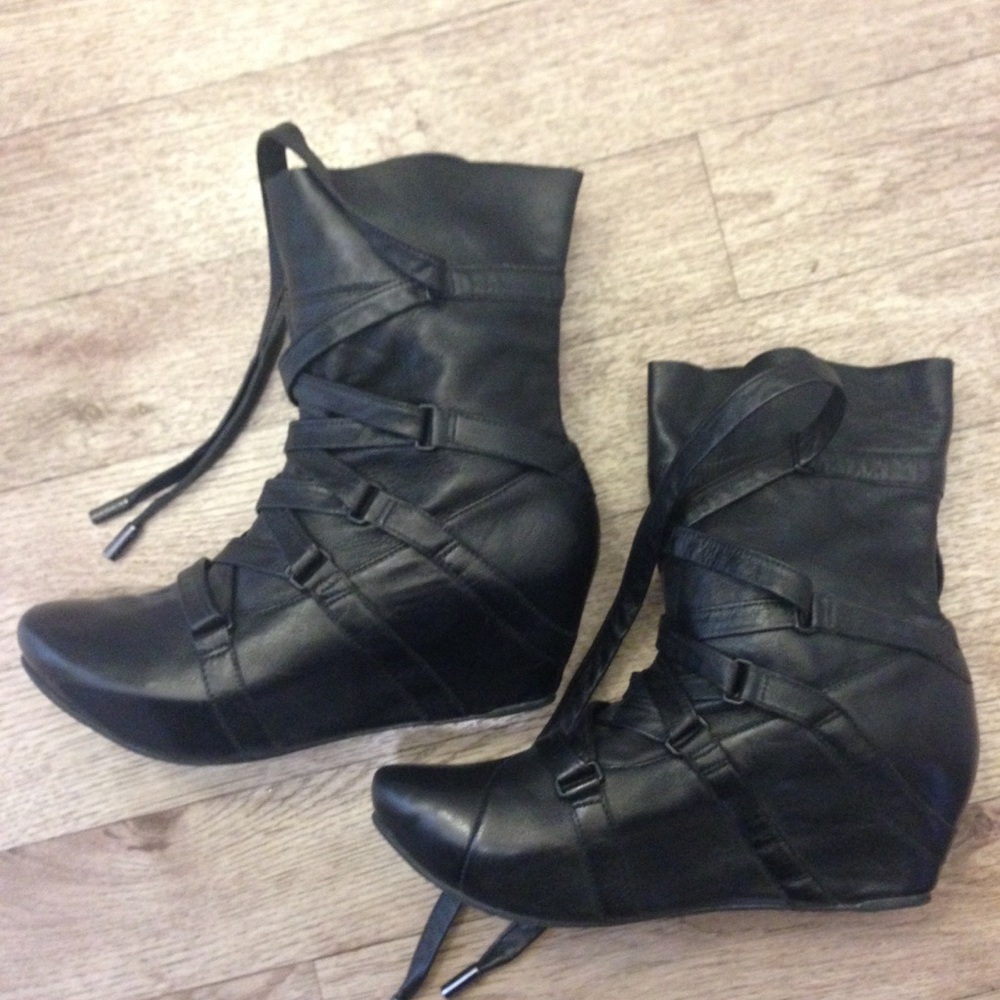 Tsubo black leather lace up boots