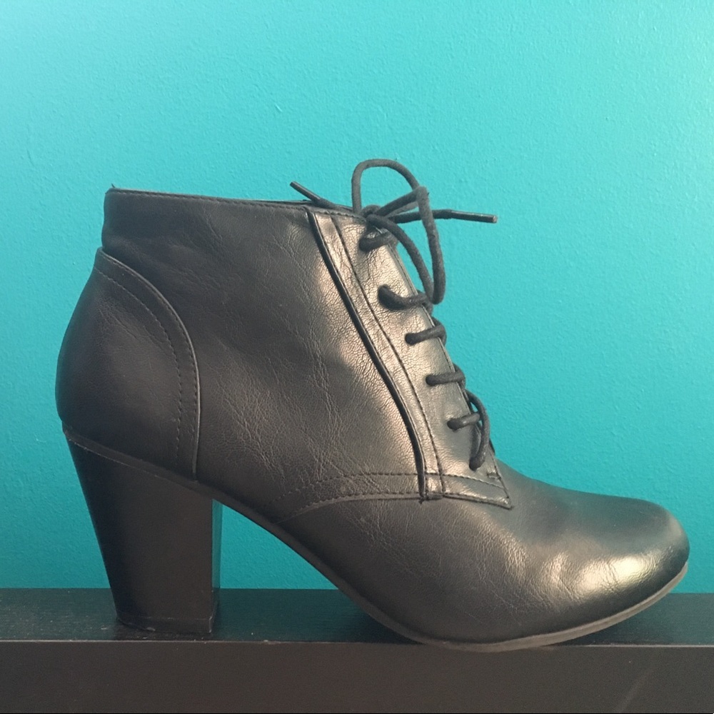 White Mountain black leather lace up booties!!💗