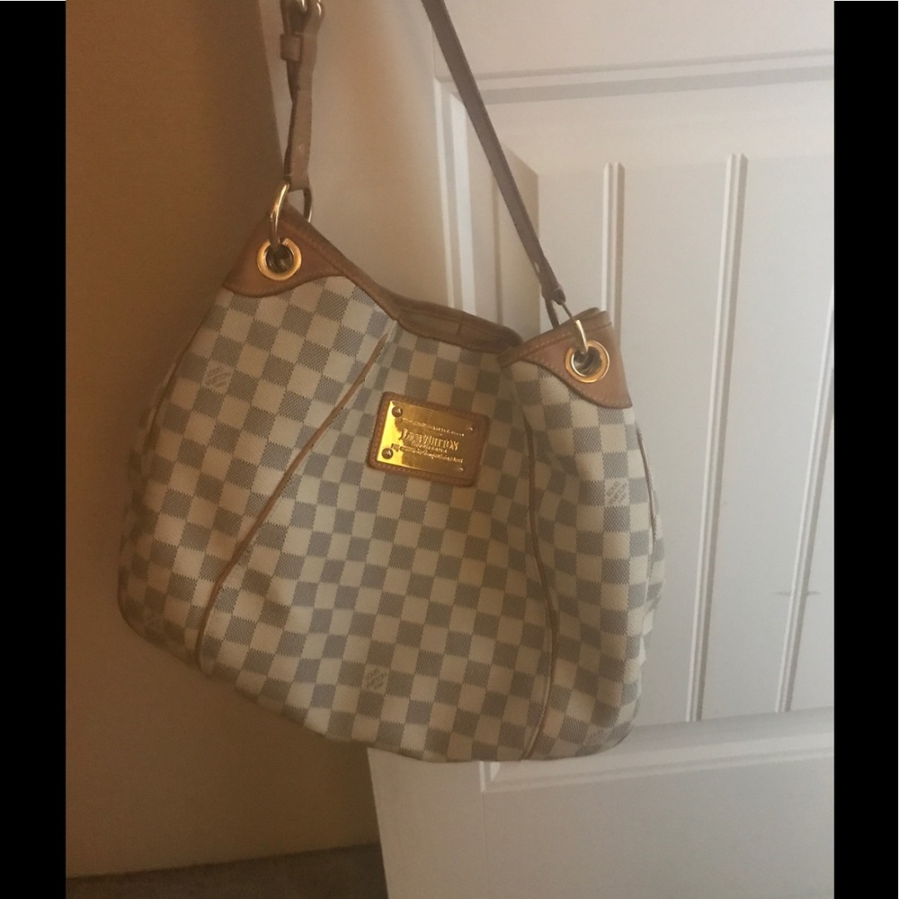Louis Vuitton Galleria - Picture 2 of 7