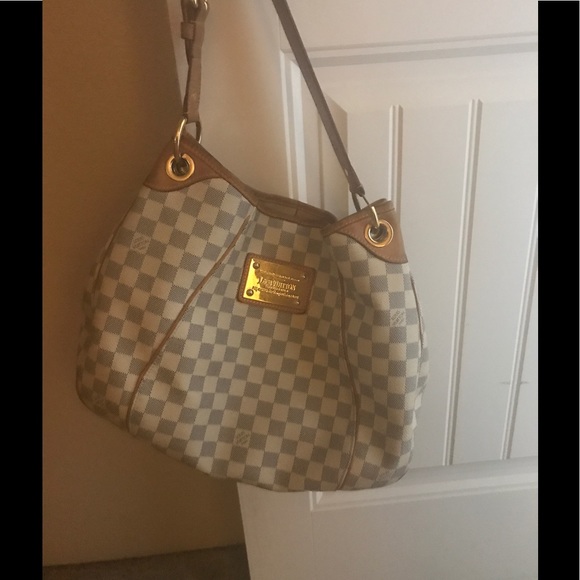 Louis Vuitton Galleria - Picture 2 of 7