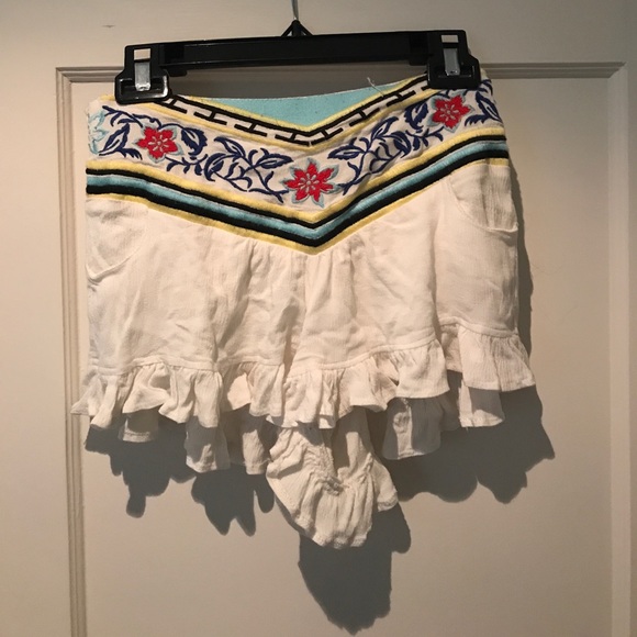 white flower shorts with embroidered top - Picture 1 of 1