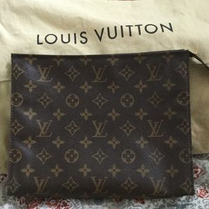 Louis Vuitton large pouch 💕💕
