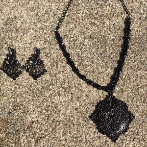 Elegant black Victorian necklace and earrings set