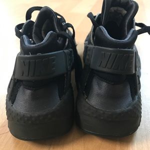 Nike Air Huarache size 5Y in Kids