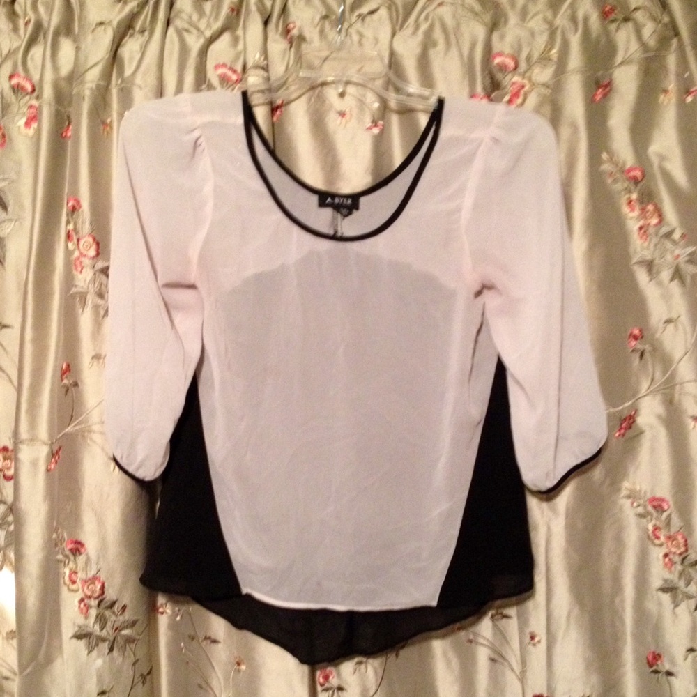 🌷A Byer Sheer Top