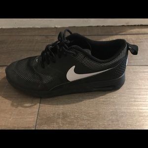 Nike black tennis shoes