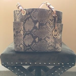 Micheal Kors printed shoulder bag