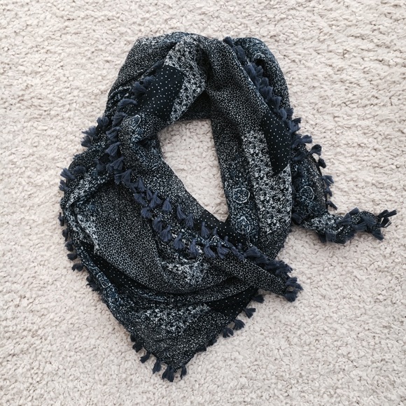 Anthropologie Accessories - ✨15% OFF IN BUNDLE✨ Tassel Scarf