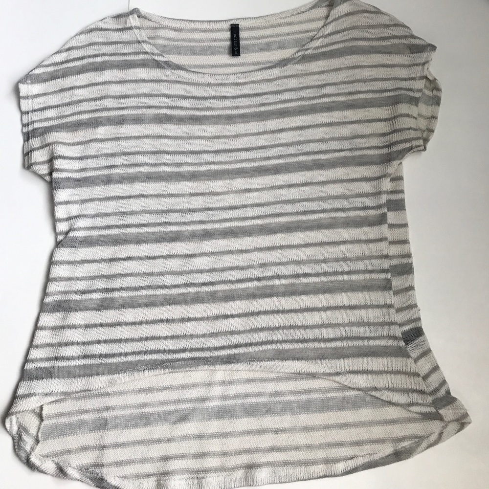 Basic white & grey high-low stripe tee