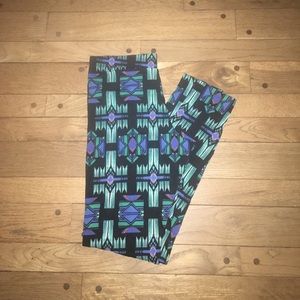 Geometric patterned leggings💚💙