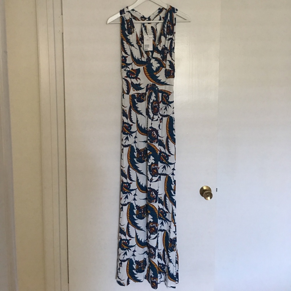Maxi dress w/pattern & cross details in back