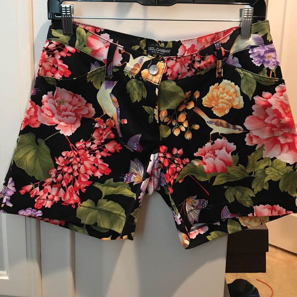 Dolce & Gabbana sz 42 Shorts look new!!