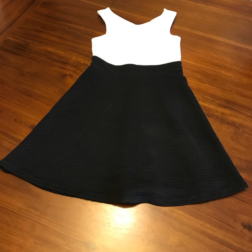 Cross cross white and black dress
