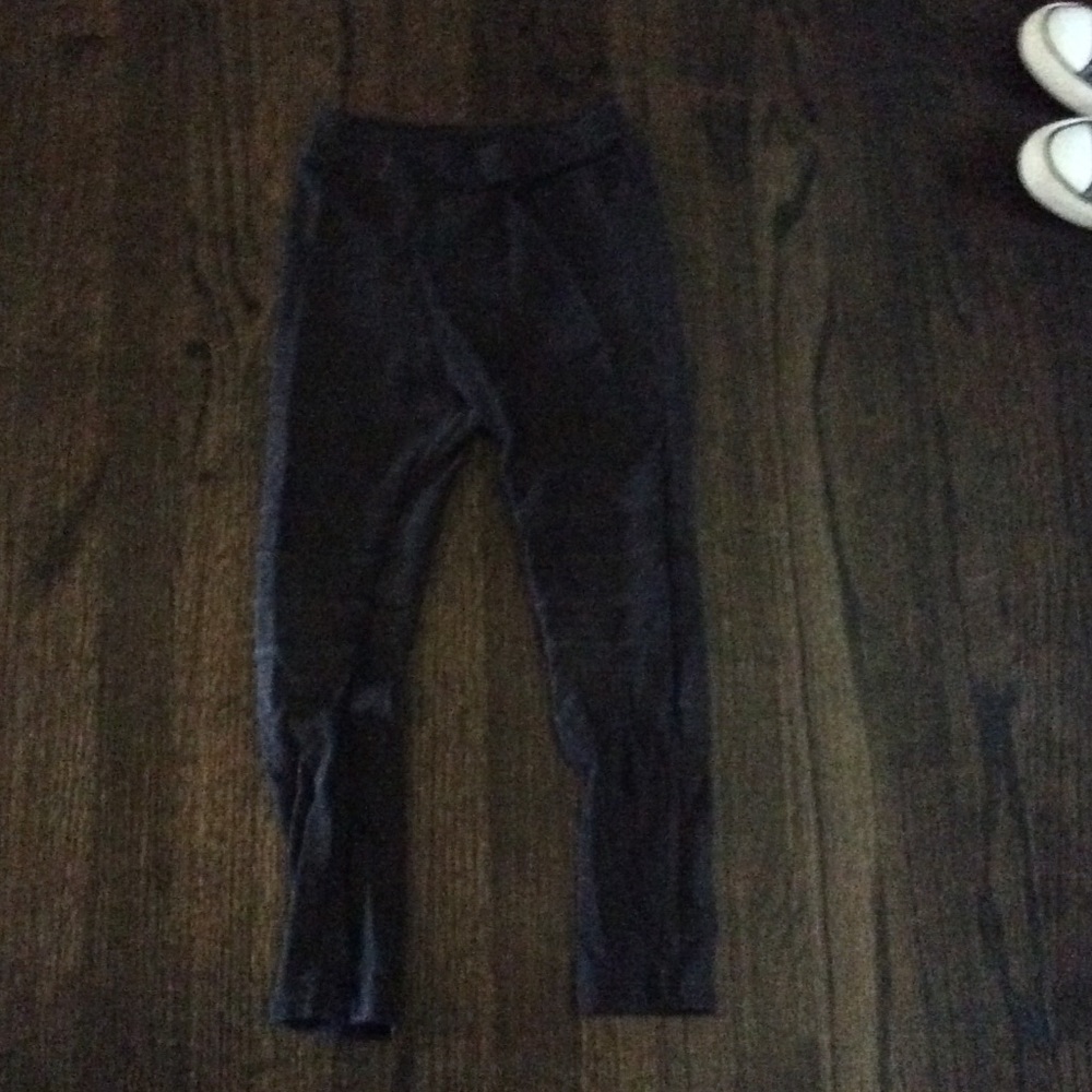 Grey leggings with accent stripes on the knees