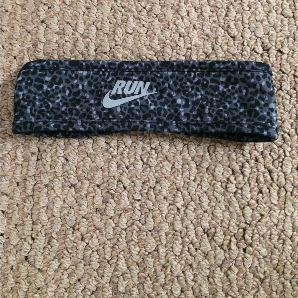 Reversible Nike Dri-Fit headband.
