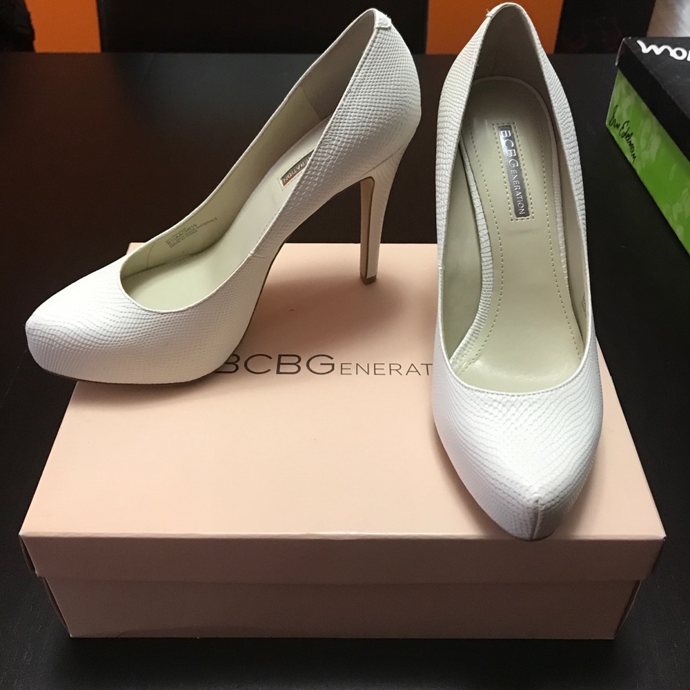 BCBG GENERATION white pump