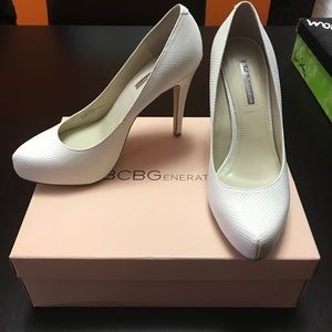 BCBG GENERATION white pump