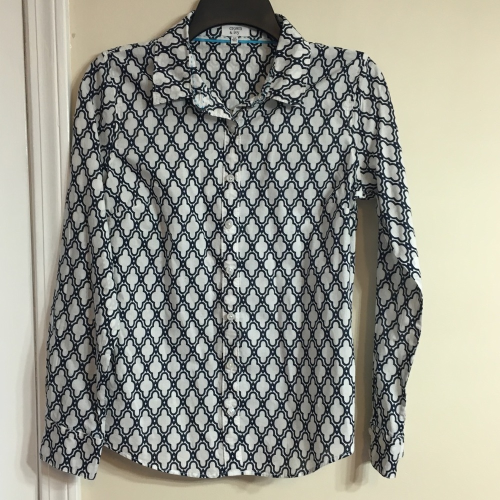 Crown & Ivy button down shirt. Size XS