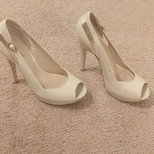 Guess peep toe