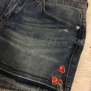 Blank NYC Shorts - • NWT Blank NYC denim embroidered shorts size 29• Blank NYC Shorts - • NWT Blank NYC denim embroidered shorts size 29•