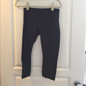 Wunder under Lululemon crop. Black size 6