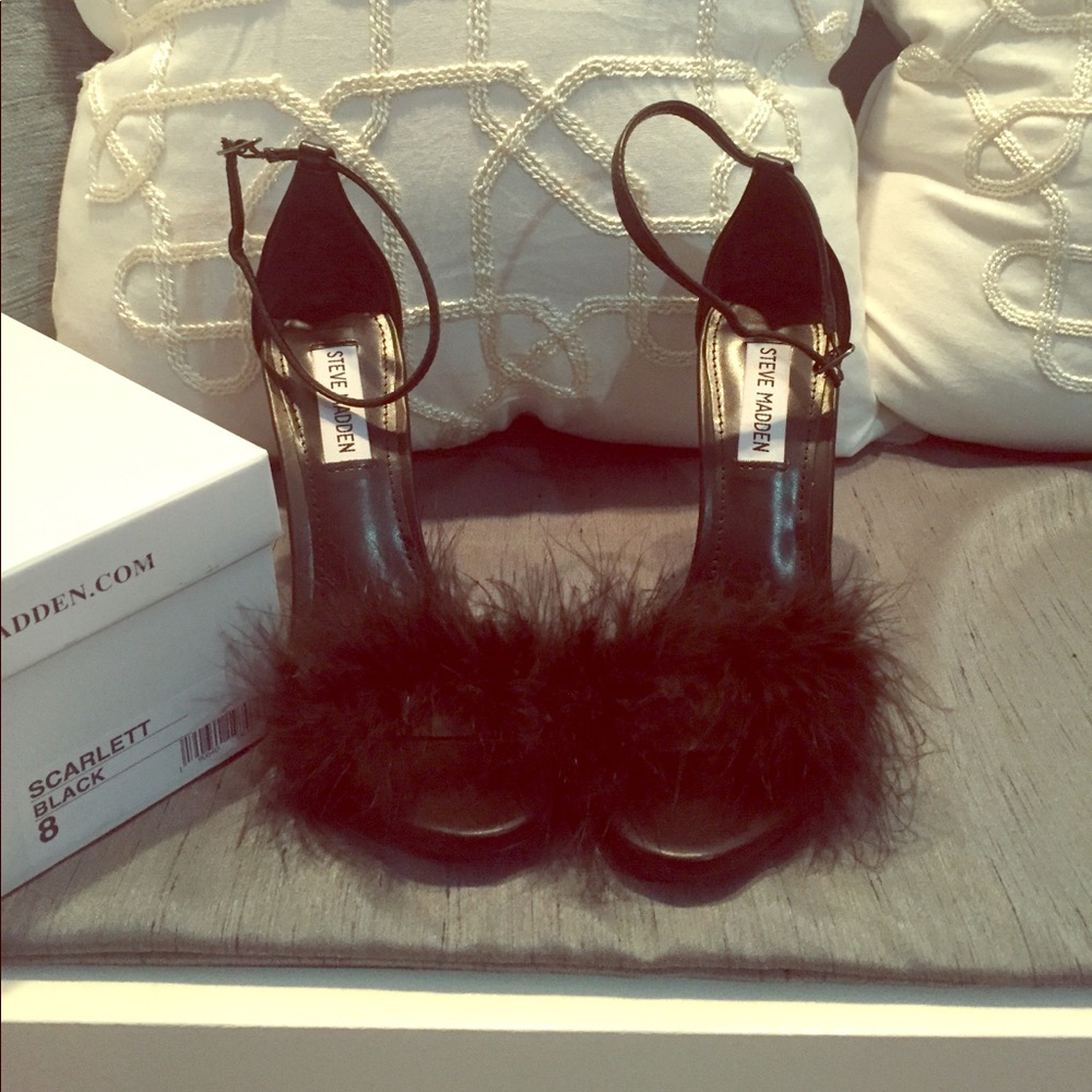 NWOT Steven Madden Fur-Pom Sandals