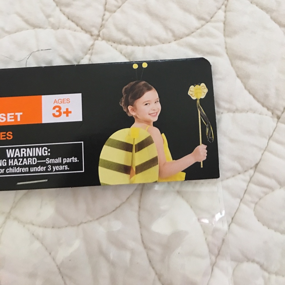 NWT Bee Accessory set- 3+