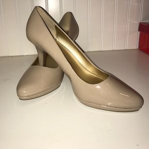 Bandolino Tan Patent Leather Heels