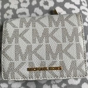 BNWOT MK Vanilla Jet Set Travel Logo Card Case