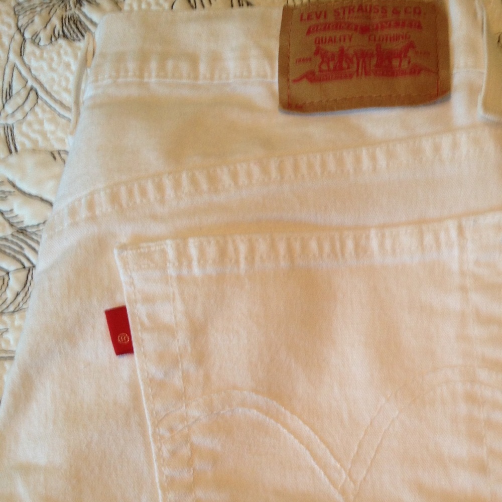 New ladies white Levi's capris size 8