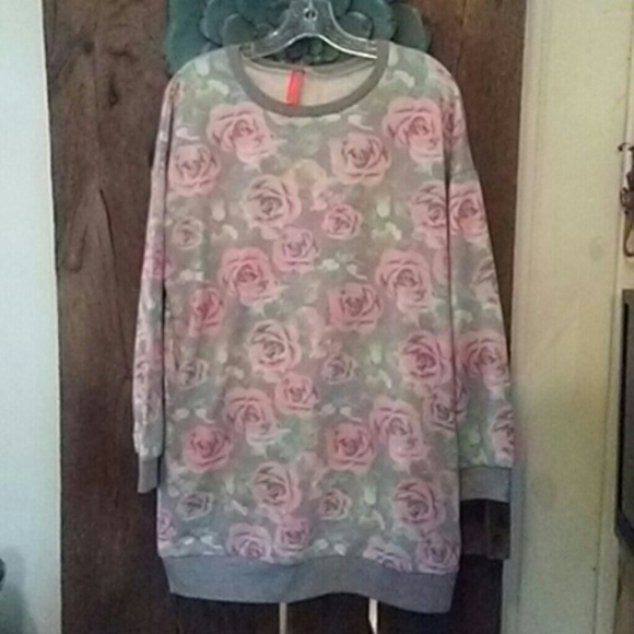 Long sweatshirt.        Fashionomics - Picture 1 of 5