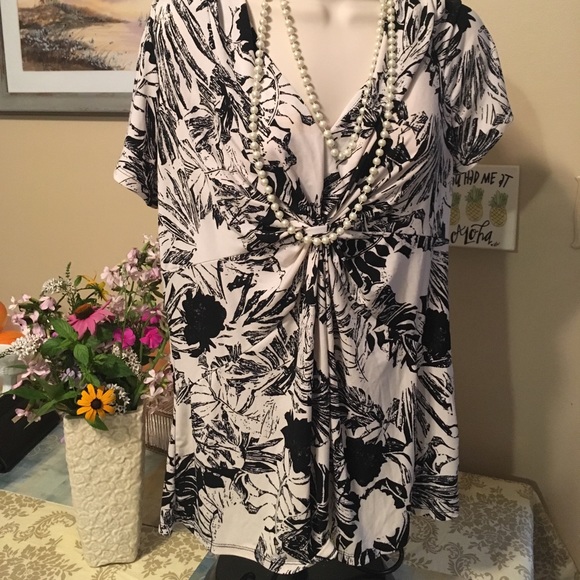 Beautiful blank and white blouse Daisy Fuentes - Picture 2 of 5