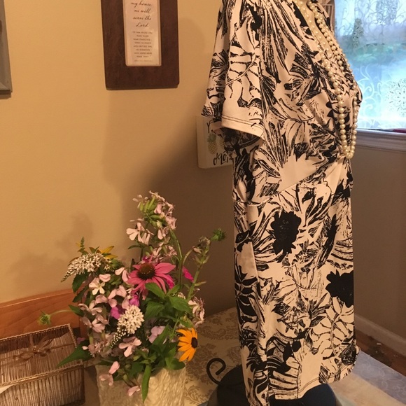 Beautiful blank and white blouse Daisy Fuentes - Picture 3 of 5