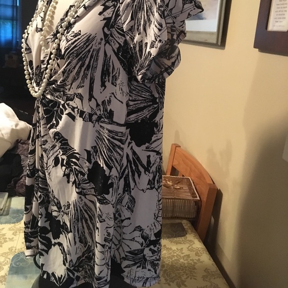 Beautiful blank and white blouse Daisy Fuentes - Picture 4 of 5